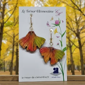 Boucle d'oreille feuille de ginko biloba fabrication artisanale douce nuances, très légère, dormeuse dorée hypoallergénique