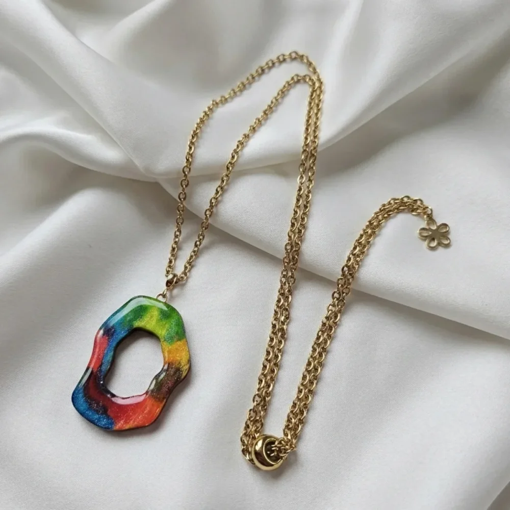 Sautoir collier pendentif artisanal forme originale multicolore fait main chaine réglable acier inoxydable dorée