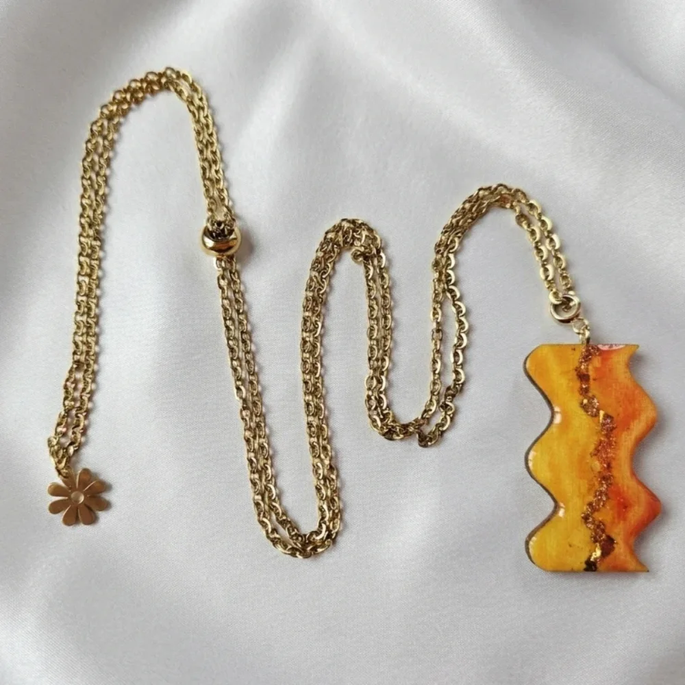 Sautoir Collier artisanal forme ondulante orange ton feu pailleté doré, réglable coulissant chaîne acier inoxydable