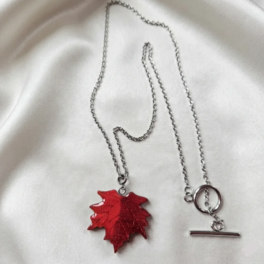 Collier artisanal avec feuille d'érable rouge, pendentif sur chaîne acier inoxydable argent fermeture toogle