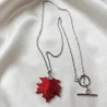 Collier artisanal avec feuille d'érable rouge, pendentif sur chaîne acier inoxydable argent fermeture toogle