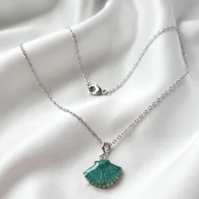 Collier artisanal, petite coquille Saint Jacques en pendentif monté chaîne acier inoxydable argent fermeture mousqueton