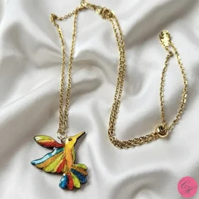 Collier sautoir artisanal pendentif de forme colibri multicolore et chaîne réglable dorée en acier inoxydable