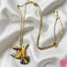 Collier sautoir artisanal pendentif de forme colibri multicolore et chaîne réglable dorée en acier inoxydable