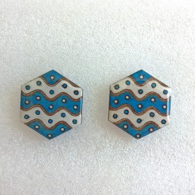 Boucle d'oreille bouton bleu blanc hexagone à vague, décor original, bijou de créateur