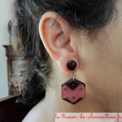 Positionnement de la boucle d'oreille fantaisie rose et blanc hexagone décor vague bijou de créateur  modèle présenté marron et 