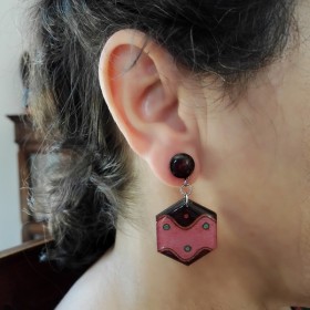 Positionnement de la boucle d'oreille fantaisie rose et blanc hexagone décor vague bijou de créateur  modèle présenté marron et 