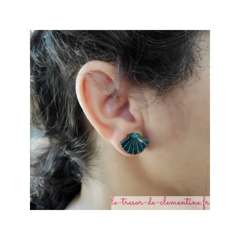 Boucle d'oreille fantaisie forme coquille saint jacques turquoise et pailleté pour oreilles percées