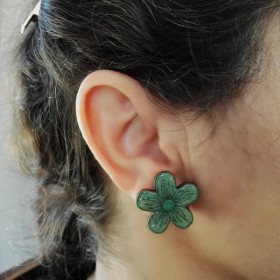 Boucle d'oreille fantaisie moyenne fleur verte peut être réalisée pour oreille non percée bijou artisnal