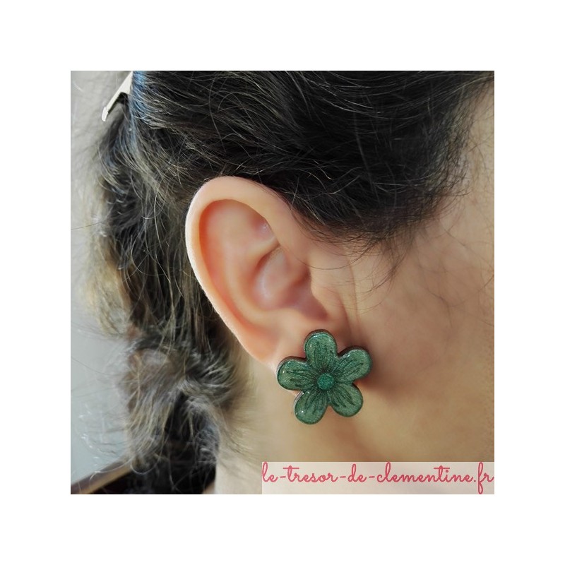 Boucle d'oreille fantaisie moyenne fleur verte peut être réalisée pour oreille non percée bijou artisnal