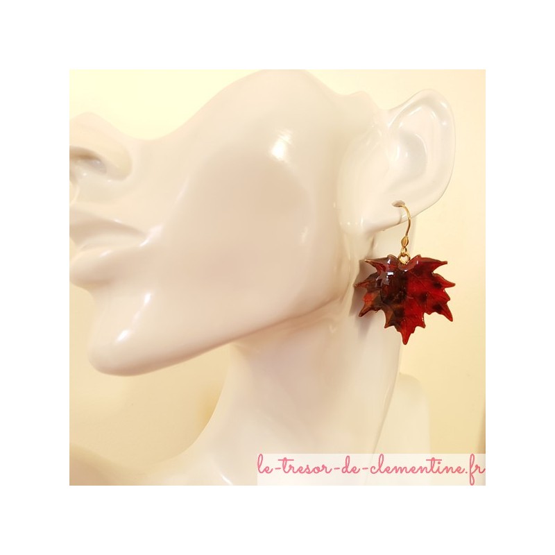 Boucle d'oreille feuille d'érable rouge brun, bijou de créateur signé au dos