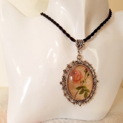 Pendentif médaillon à décor de rose bélière et cordon tressé
