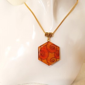 Collier femme pendentif forme hexagone orange et or bijou pour femme signé au dos