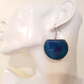 Boucle d'oreille pendante spirale bleue, modèle unique, bijou original cette boucle d'oreille pendante est signée