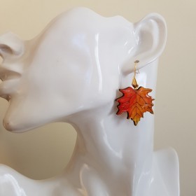 Boucle d'oreille artisanale feuille érable orange création artisanale monture plaqué or forme coquille