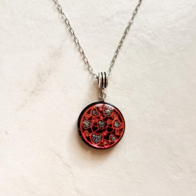 Collier pendentif artisanal coeur rouge et noir chaîne argent, créé par Clémentine Artisan d'art