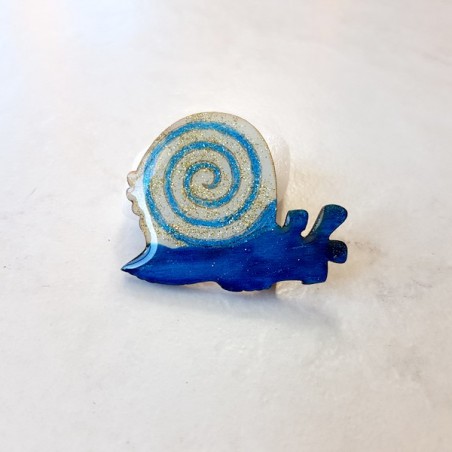 Broche artisanale escargot à spirale bleu et blanc pailleté