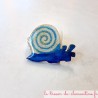 Broche artisanale escargot à spirale bleu et blanc pailleté