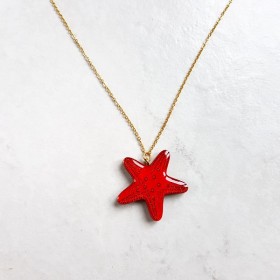 Collier étoile de mer rouge sur chaîne dorée fabrication artisanale