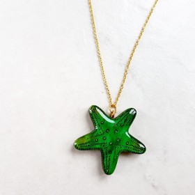 Collier étoile de mer verte sur chaîne dorée fabrication artisanale