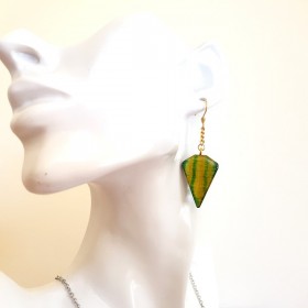Boucle d'oreille fantaisie vert acidulé triangle tronqué sur chaîne dorée