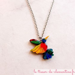 Collier artisanal forme de colibri multicolore et chaîne couleur argent