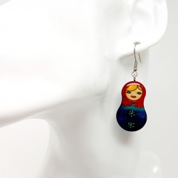 boucle d'oreille artisanale poupée russe bleu et rouge monture acier chirurgical argenté pour éviter les allergies
